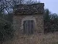 cabane au toit en pierres plates (loses)