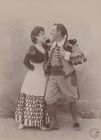 À droite de l'image, Jean Bartet en Masetto (à gauche, Lucy Berthet en Zerlina) en 1896.