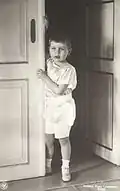 Photographie en noir et blanc d'un petit garçon, âgé d'environ quatre ans.