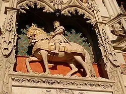 Pinacles à rinceaux encadrant la Statue équestre de Louis XII (aile Louis XII, château de Blois, 1498-1503).
