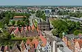le Holstentor dans son environnement urbain, la Holstentorplatz. Photo mai 2018.