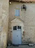 Porte d'entrée du logis.