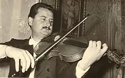 photo en noir et blanc de l'altiste Luigi Sagrati en train de jouer (partie haute du corps dont visage).