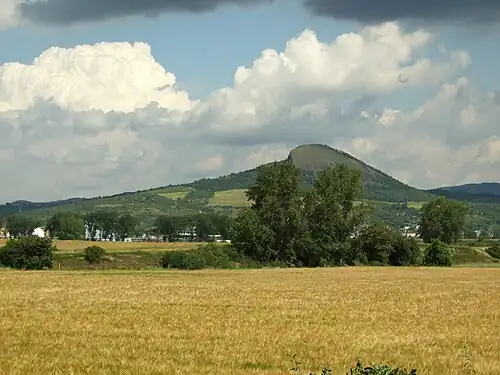 Lukavec et mont Radobýl (399&nbsp;m)à l'arrière plan.