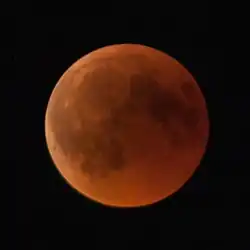Lune rouge vue de Lonsee en Allemagne à 20&nbsp;h&nbsp;53&nbsp;UTC.