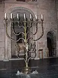 Le grand candélabre, de la fin du XVe&nbsp;siècle, dans le transept sud.