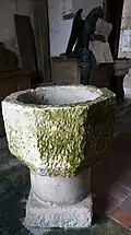 Le lutrin et les fonts baptismaux, du XIIe&nbsp;siècle, classés.