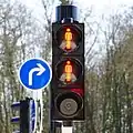 Signal similaire destiné aux piétons. Il n'existe pas de phase jaune pour ces feux, un haut-parleur pour les malvoyants est installé à la place.