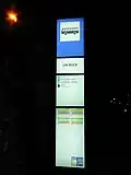 ... qui est rétroéclairé la nuit (ici l'arrêt « Um Bock »).