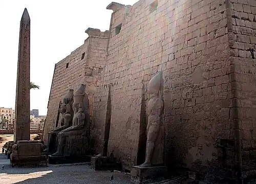 Pylône du temple de Louxor avec les colosses de Ramsès&nbsp;II.