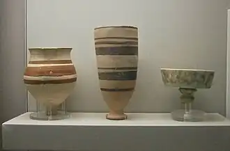 Coupes à boire de luxe de Mésopotamie du nord de l'âge du bronze récent, en céramique et faïence, provenant d'Assur, de Tell Brak et de Tell Rimah. British Museum.