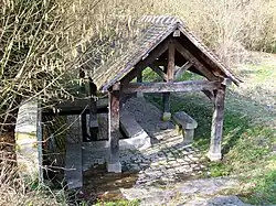 Le lavoir de Gascourt, établi sur un ruisseau qui alimente le ru Popelin. Ce lavoir est une reconstitution du lavoir d'origine, dont seulement le pavage et les pierres ont pu être récupérés.