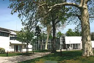 Lycée catholique de la maternelle au lycée, ensemble Le Bon Sauveur (intersection Chatou - Le Vésinet).