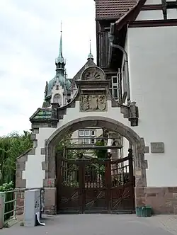 Entrée des professeurs du lycée international des Pontonniers.