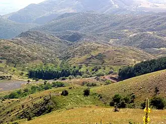 Vue depuis le sommet, en regardant vers l'est du Lykaion.