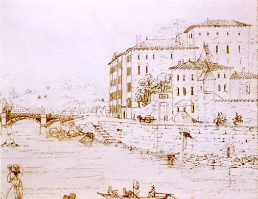 La Saône en aval du pont de Serin,Balthazar-Augustin Hubert de Saint Didier, 1817La place de la Butte avec ses hauts arbres est entourée d'un mur. Un portique surélevé surmonté par une enseigne ouvre sur cet enclos.
