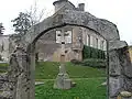 Portique et croix.
