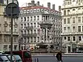 Respectivement de gauche à droite, le côté nord et le numéro 1, l'angle nord-est abritant l'hôtel Mercure Lyon-Beaux-Arts au 75, rue Édouard-Herriot et le numéro 77 de la même rue.