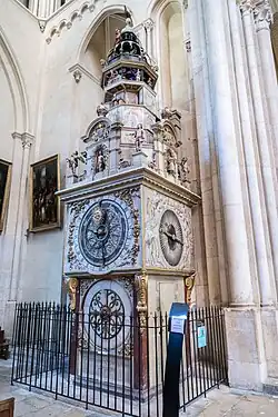 Vue de l'horloge dans son ensemble, avec ses deux cadrans superposés surmontés des mécanismes animés.