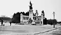 Le Monument des enfants du Rhône identifie l'accès sud de l'allée Achille-Lignon, ici vers 1901.