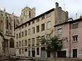 Vue large des façades ouest de la rue.