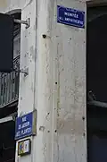 Plaques au croisement de la montée avec la rue du Jardin-des-Plantes, en février 2021.