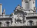 Sculptures devant le beffroi
