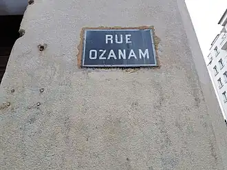 Voir la plaque.