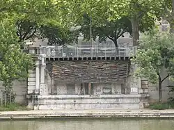 Vestige de la culée du pont en rive gauche de la Saône.