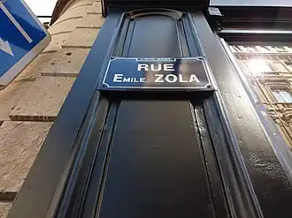 Voir la plaque.