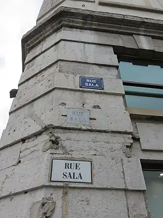 Voir la plaque.