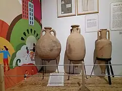 Divers modèles d'amphores : à huile (gauche), à garum (centre), à vin (droite).