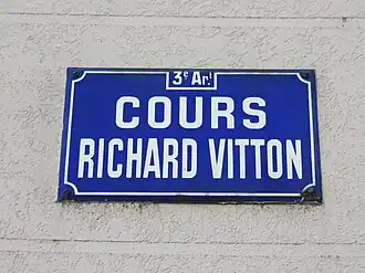 Voir la plaque.