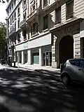 Le numéro 3 de la rue en 2019 avec un véhicule électrique de la société Bluely et l'agence du loueur.