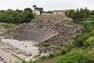gradins en arrondis et ruines