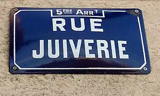 Voir la plaque.