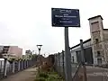 L'allée vue du nord, en 2020, et plaque de rue.
