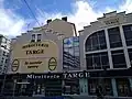 La miroiterie Targe, dont la façade art déco date de l'implantation de la société en 1919 ; située au n°10, à l'angle avec la rue de Marseille.