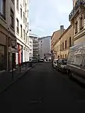 L'extrémité orientale de la rue aux abords de la place Claude-Bulard, en février 2019.