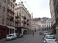 Le nord de la rue est situé là où se trouve l'enseigne violette