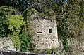 La muraille et une tour de défense.