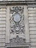 Médaillon sur la façade du corps de logis central.