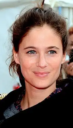 Photographie en couleurs du visage d'une jeune femme.