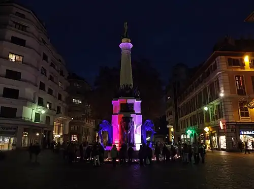 La fontaine des éléphants illuminée après les attentats du 13 novembre 2015 en France.