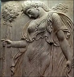 Bas-relief romain représentant une Ménade tenant le thyrse, entre 120 et 140 av. J.-C., musée du Prado, Madrid.