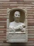 Stèle funéraire pour une jeune Romaine de 16 ans, montrée en joueuse de pandoura. IIe siècle apr. J.-C. Découverte à Augusta Emerita (Espagne). Musée de Merida (Espagne).