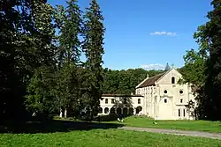 Photographie de bâtiments monastiques partiellement conservés