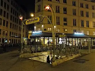 L'accès à la station, vu de nuit.