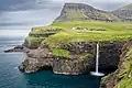 Photographie correspondant au timbre de Gásadalur, au niveau de la chute d'eau Múlafossur. Juillet 2022.