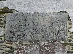 Inscription au chevet de la chapelle Sainte-Suzanne.